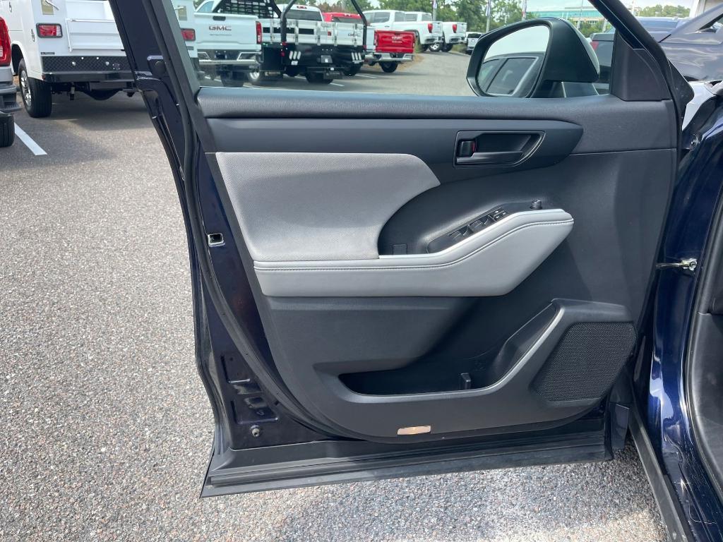used 2023 Toyota Highlander car, priced at $29,600