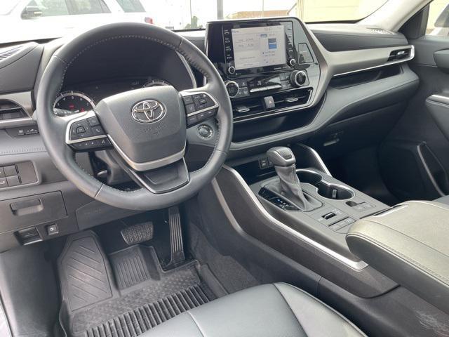 used 2022 Toyota Highlander car, priced at $37,499