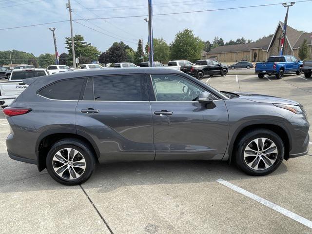 used 2022 Toyota Highlander car, priced at $37,499