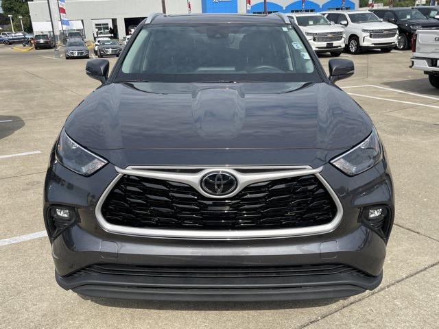 used 2022 Toyota Highlander car, priced at $37,499