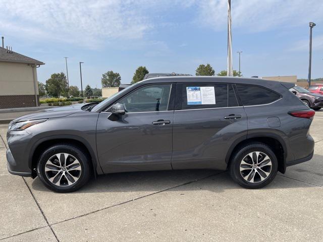 used 2022 Toyota Highlander car, priced at $37,499