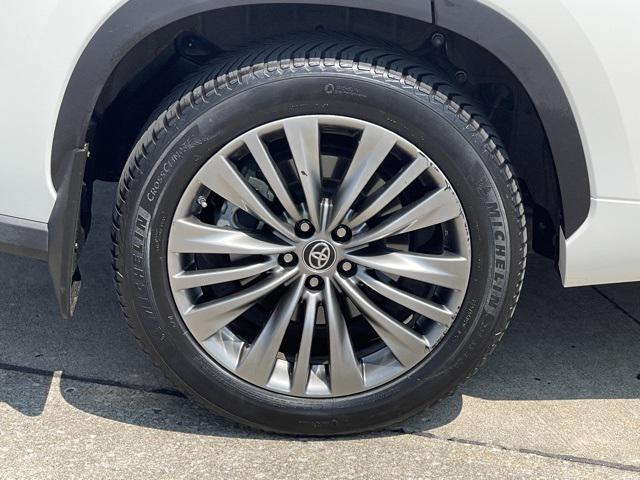 used 2021 Toyota Highlander car, priced at $38,997