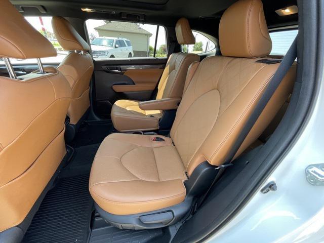 used 2021 Toyota Highlander car, priced at $38,997