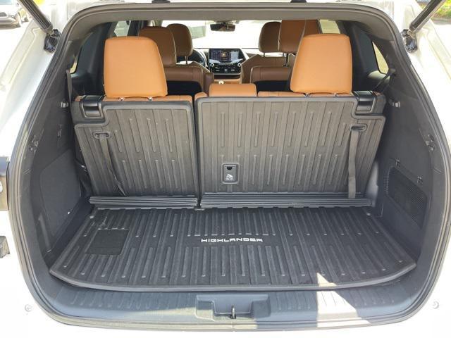 used 2021 Toyota Highlander car, priced at $38,997