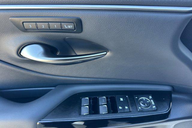 new 2025 Lexus ES 300h car, priced at $48,334