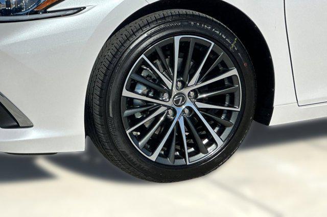 new 2025 Lexus ES 300h car, priced at $48,334