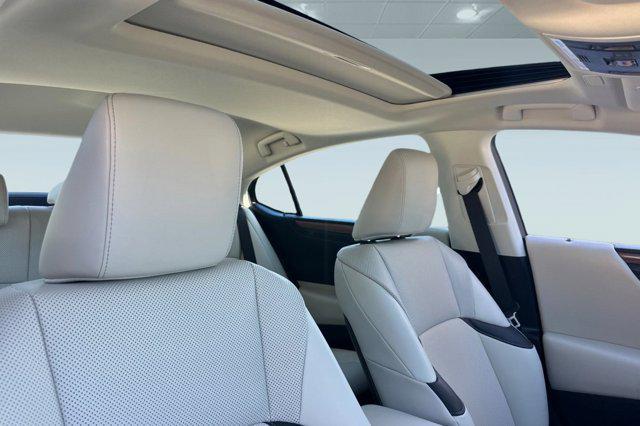 new 2025 Lexus ES 300h car, priced at $48,334