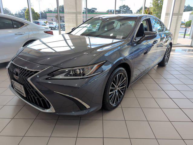 new 2025 Lexus ES 300h car, priced at $51,050