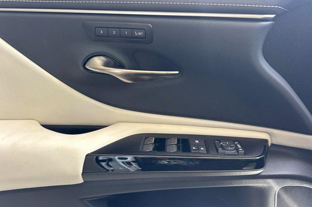 new 2025 Lexus ES 300h car, priced at $47,884