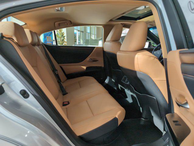 new 2025 Lexus ES 300h car, priced at $51,242