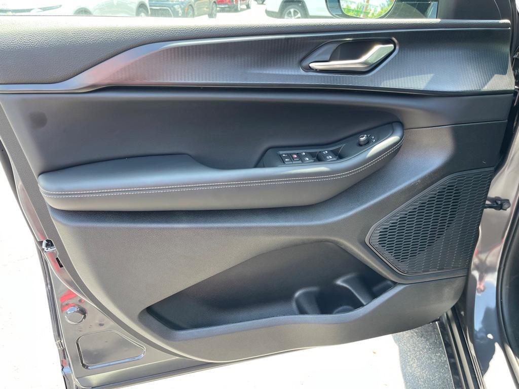 new 2025 Jeep Grand Cherokee car, priced at $43,410
