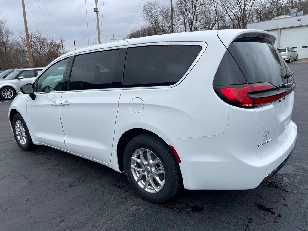 new 2025 Chrysler Pacifica car, priced at $44,656