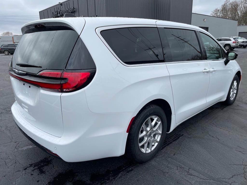 new 2025 Chrysler Pacifica car, priced at $44,656