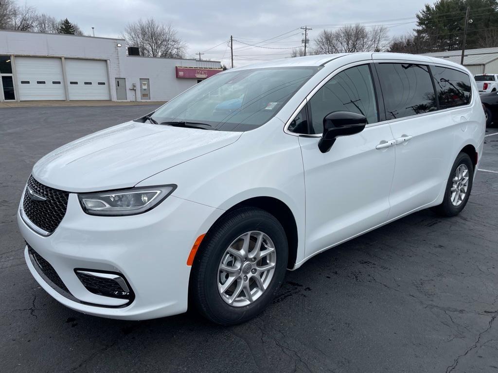 new 2025 Chrysler Pacifica car, priced at $44,656