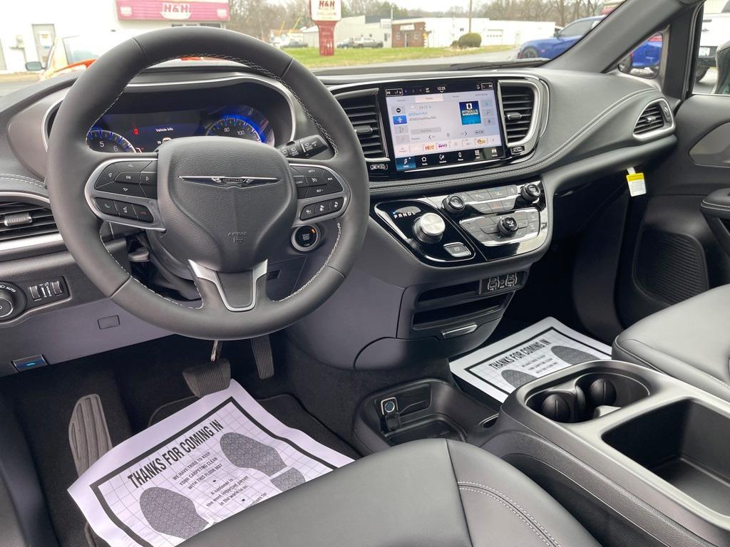 new 2025 Chrysler Pacifica car, priced at $40,476