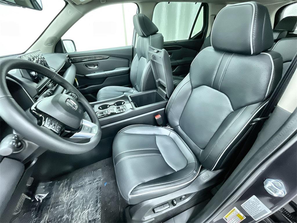 new 2025 Honda Pilot car, priced at $54,575