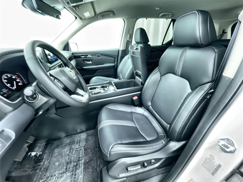 new 2025 Honda Pilot car, priced at $48,280