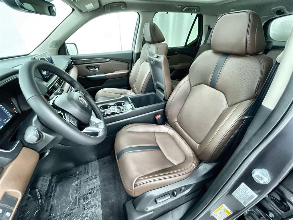 new 2025 Honda Pilot car, priced at $54,575