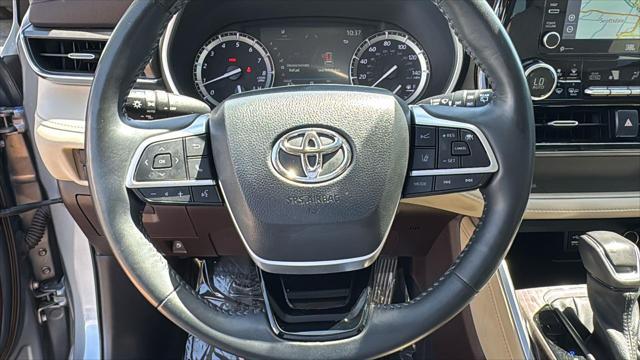 used 2022 Toyota Highlander car, priced at $39,327