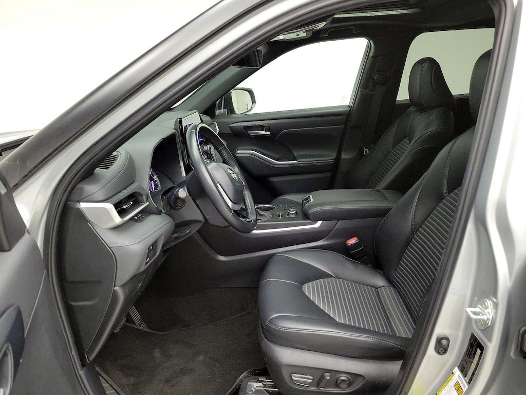 used 2024 Toyota Highlander car, priced at $39,998