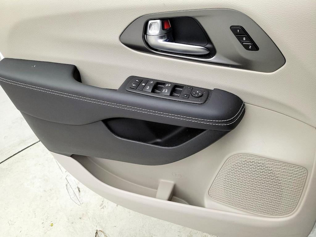 used 2023 Chrysler Pacifica car, priced at $40,998