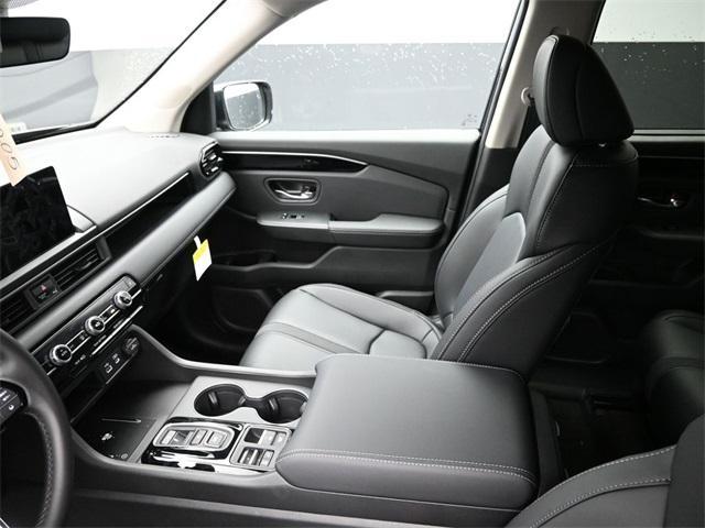 new 2025 Honda Pilot car, priced at $41,980