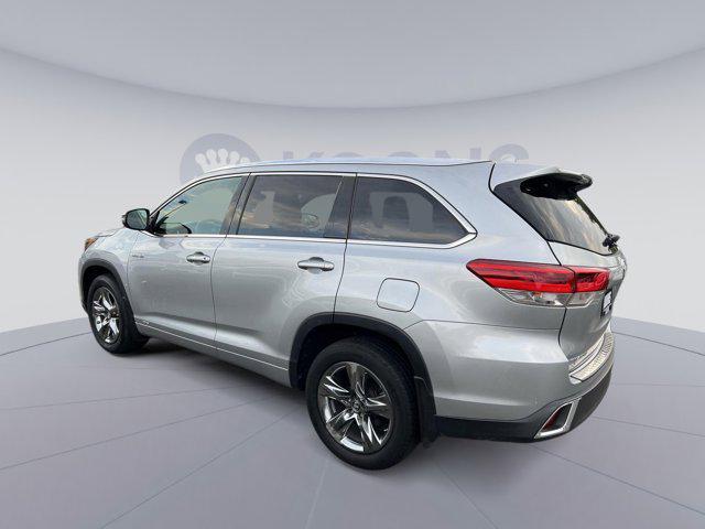 used 2019 Toyota Highlander Hybrid car, priced at $31,000