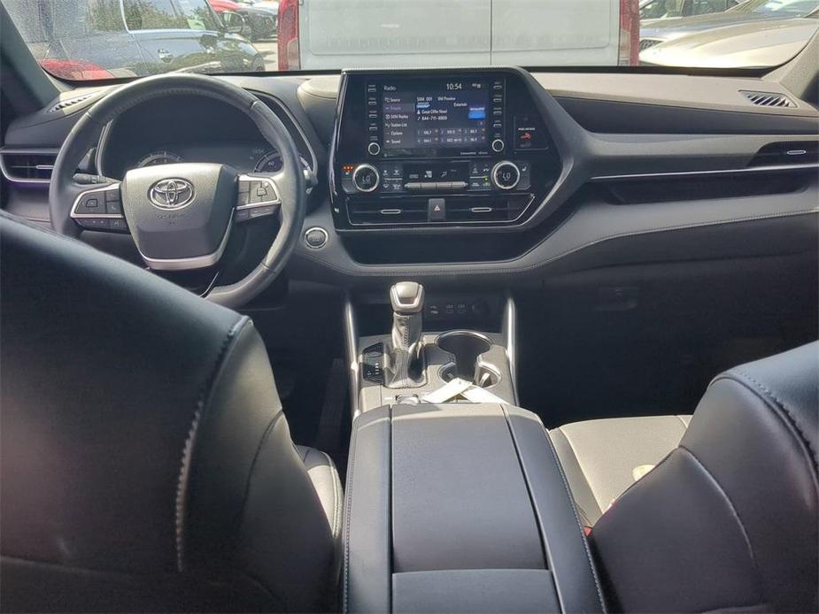 used 2022 Toyota Highlander car, priced at $34,999