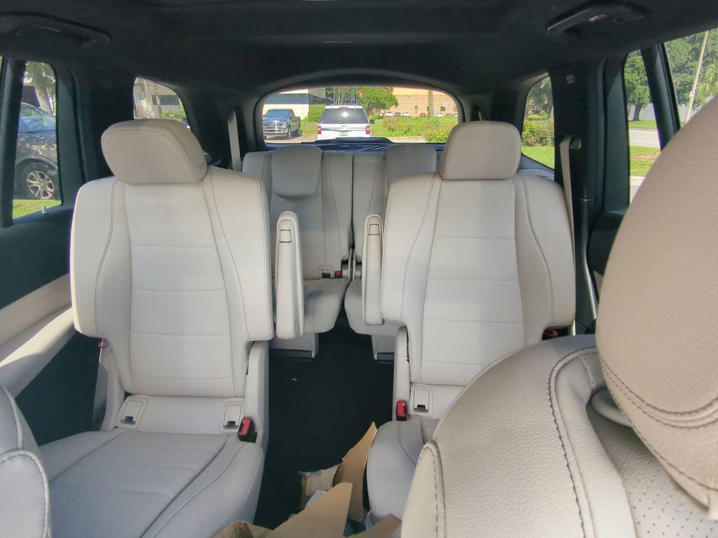 new 2025 Mercedes-Benz GLS 450 car