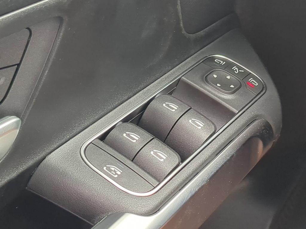 new 2025 Mercedes-Benz GLB 250 car