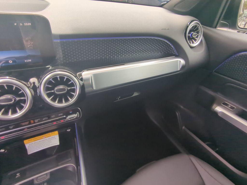 new 2025 Mercedes-Benz GLB 250 car