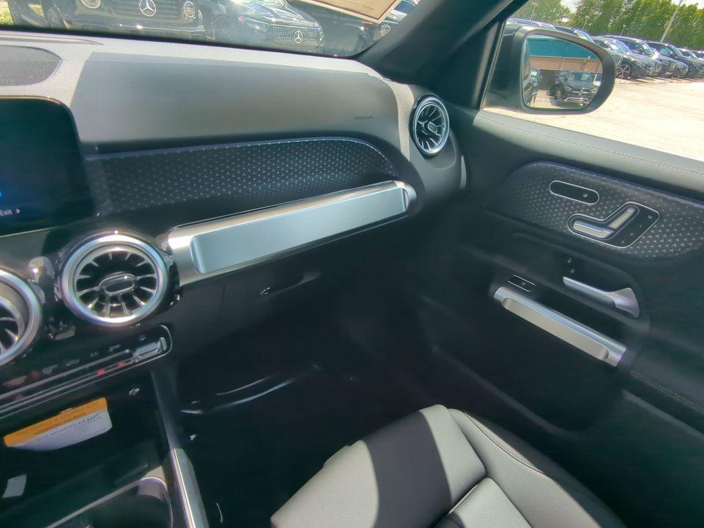 new 2025 Mercedes-Benz GLB 250 car