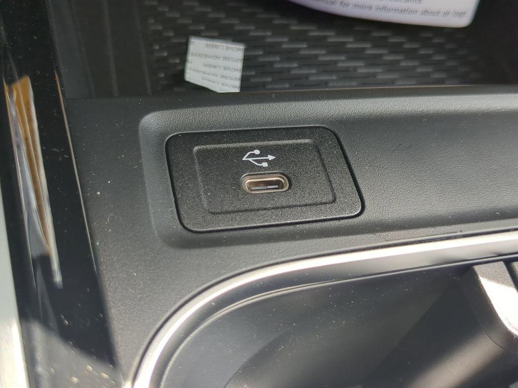 new 2025 Mercedes-Benz GLB 250 car