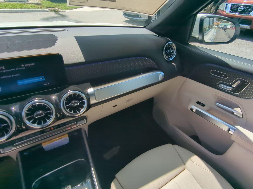 new 2025 Mercedes-Benz GLB 250 car