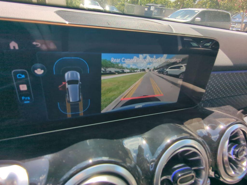 new 2025 Mercedes-Benz GLB 250 car