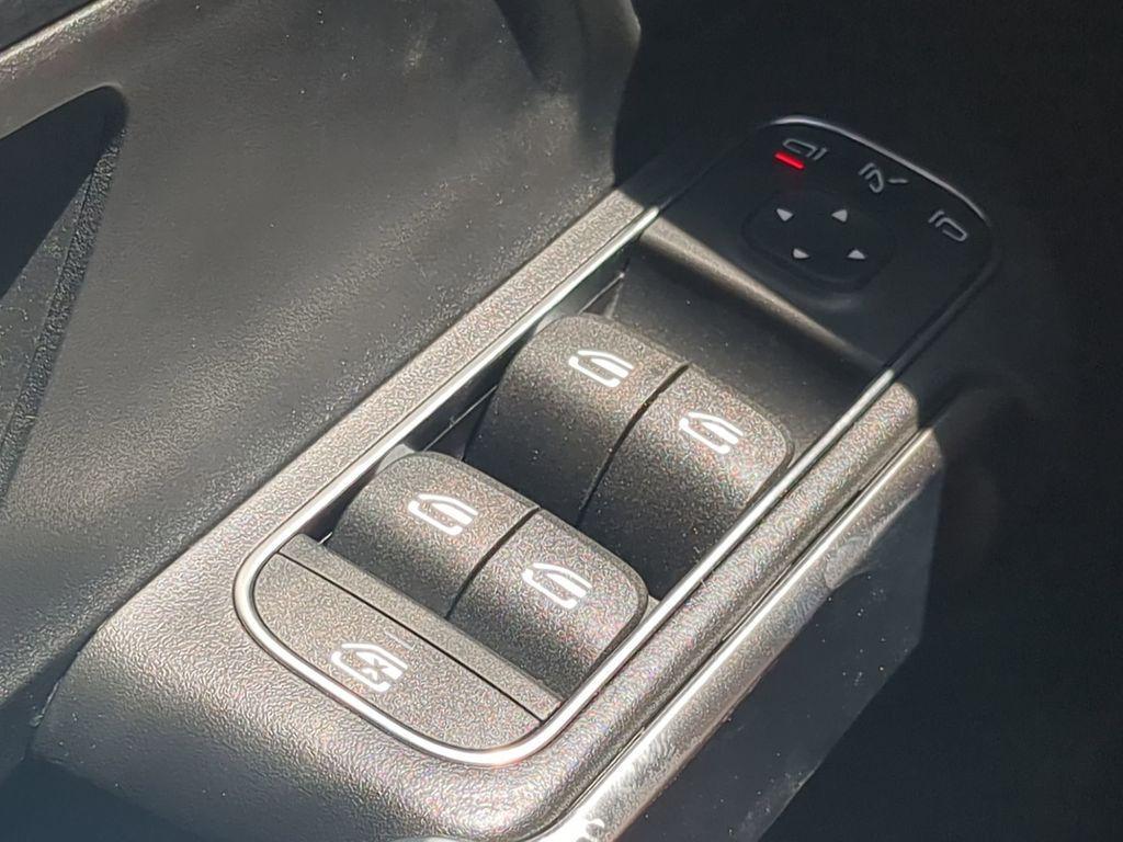 new 2025 Mercedes-Benz GLB 250 car