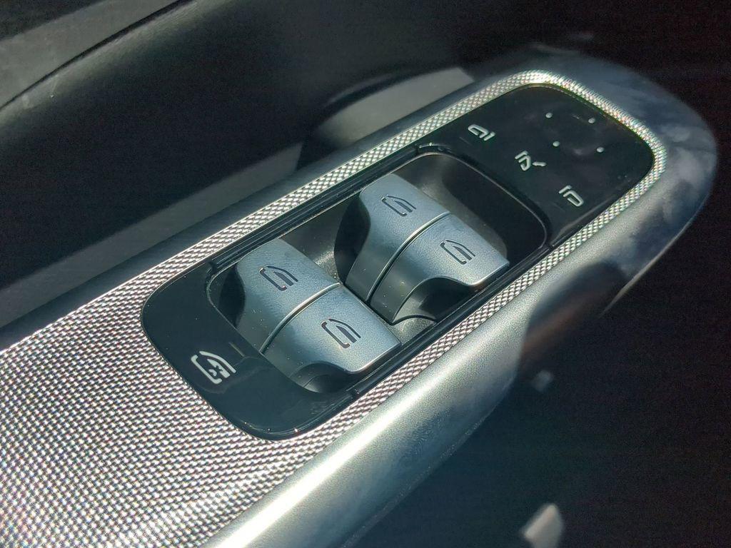 new 2025 Mercedes-Benz GLC 300 car