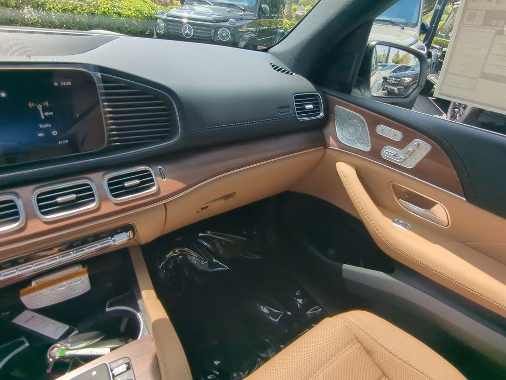new 2025 Mercedes-Benz GLS 580 car
