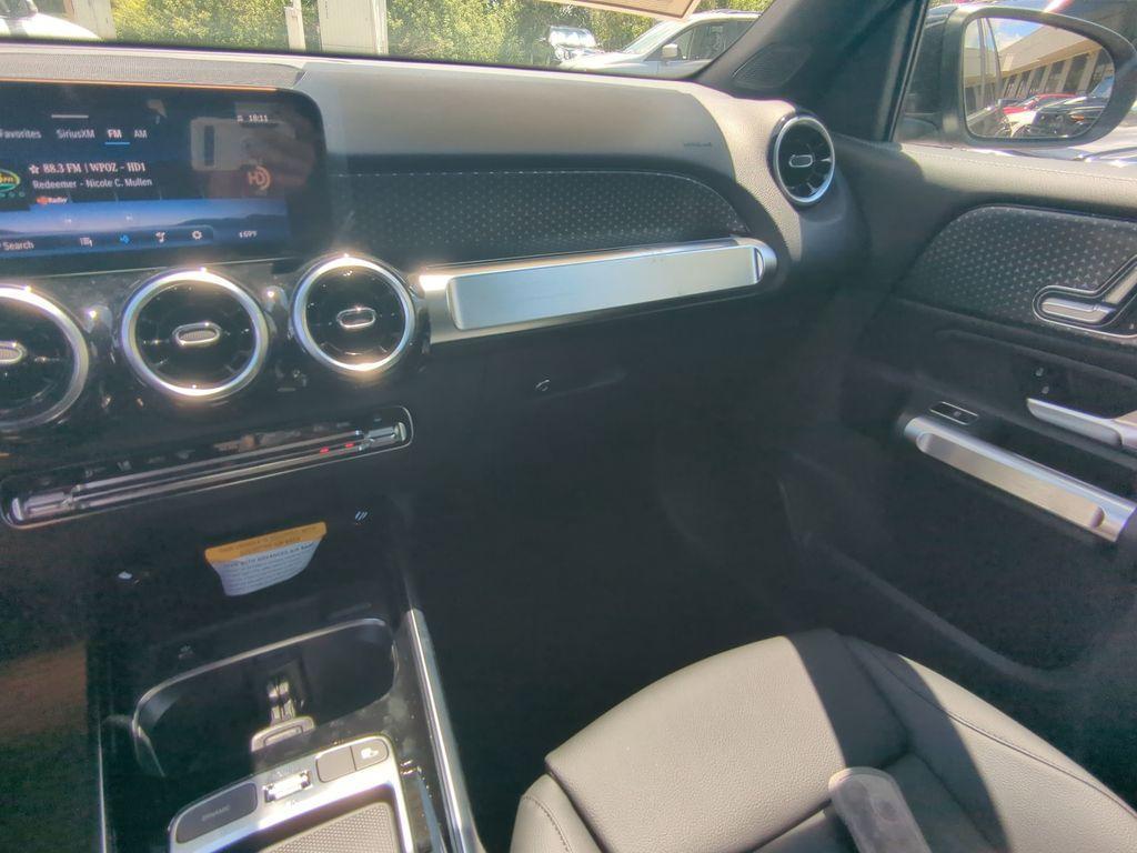new 2025 Mercedes-Benz GLB 250 car