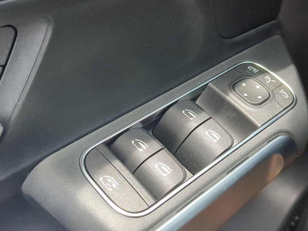 new 2025 Mercedes-Benz GLB 250 car