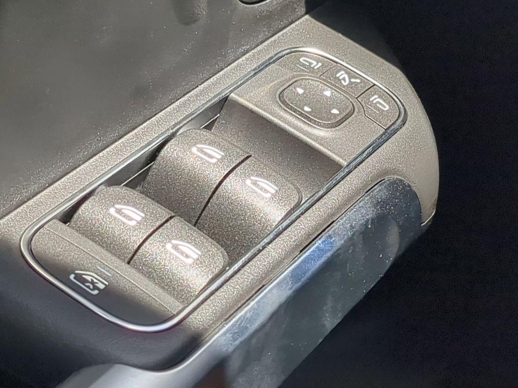 new 2025 Mercedes-Benz GLB 250 car