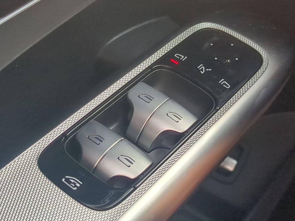 new 2025 Mercedes-Benz GLC 300 car