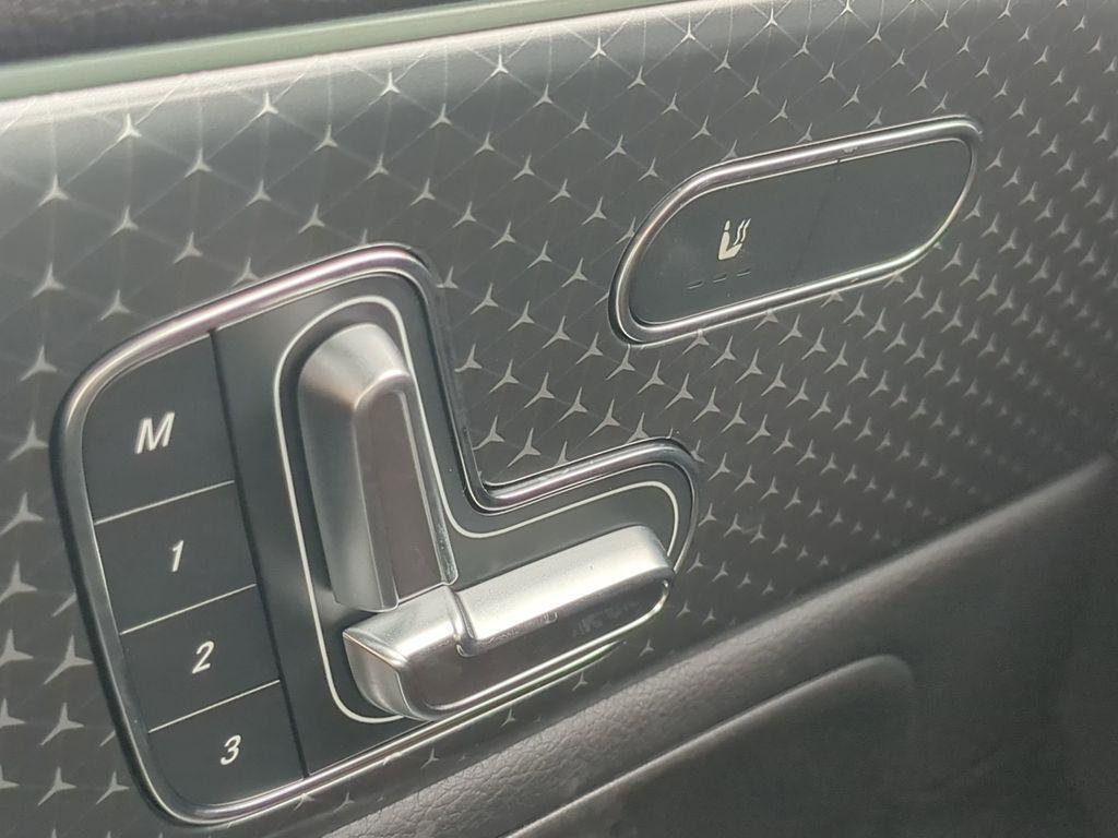 new 2025 Mercedes-Benz GLB 250 car