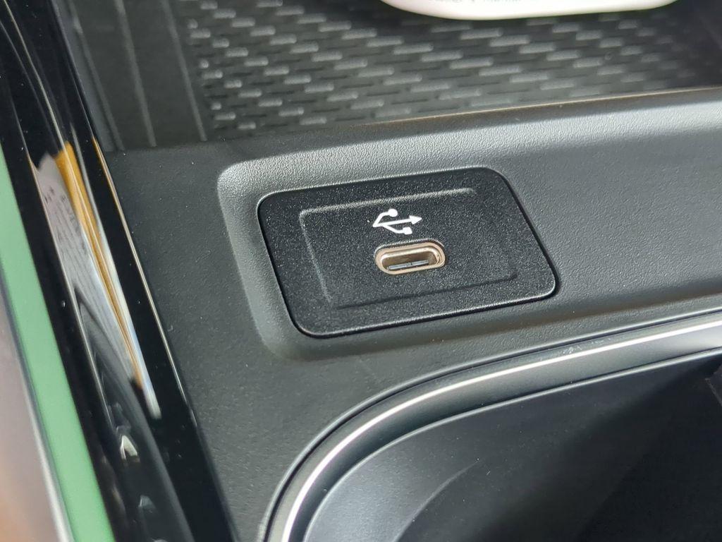 new 2025 Mercedes-Benz GLB 250 car