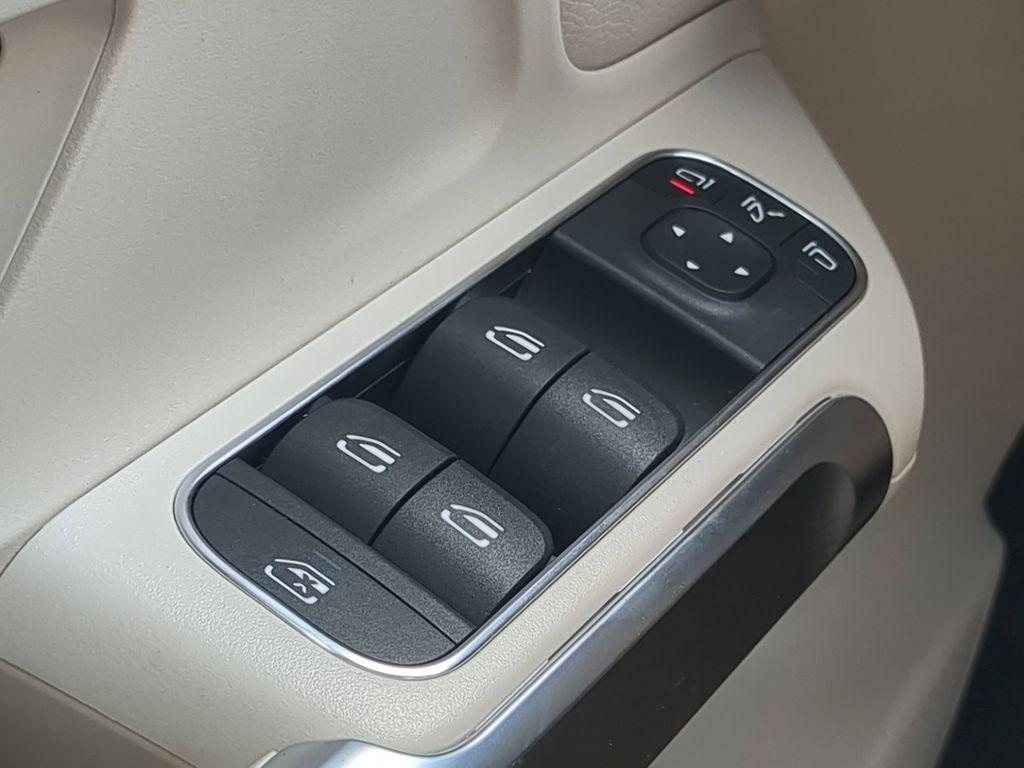 new 2025 Mercedes-Benz GLB 250 car