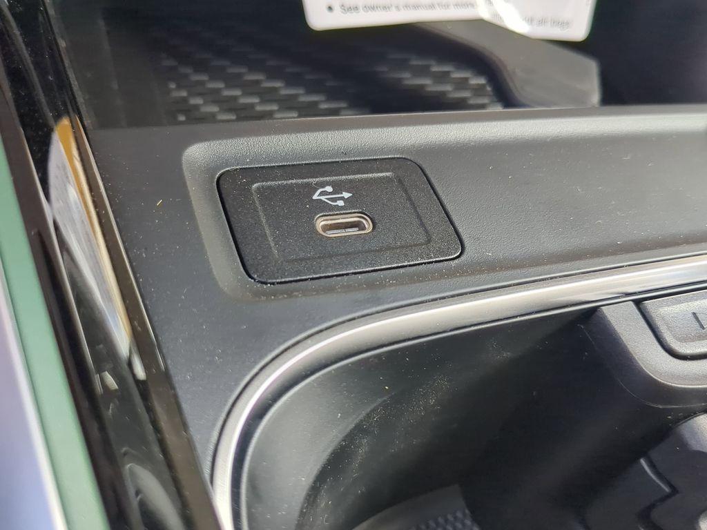 new 2025 Mercedes-Benz GLB 250 car
