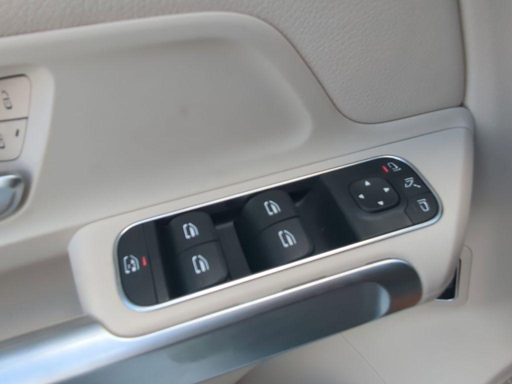 new 2025 Mercedes-Benz GLB 250 car