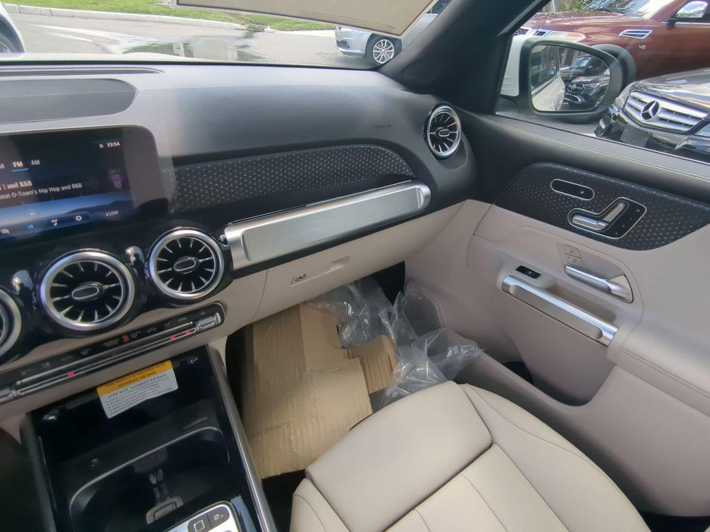 new 2025 Mercedes-Benz GLB 250 car