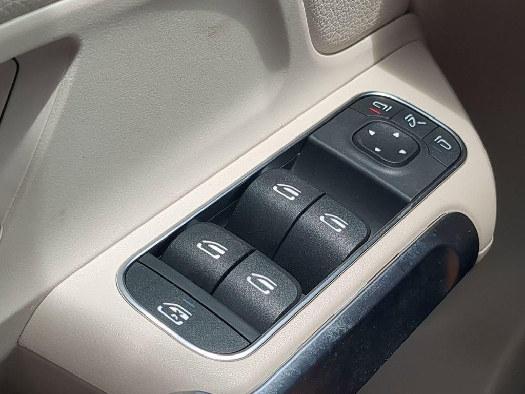 new 2025 Mercedes-Benz GLB 250 car