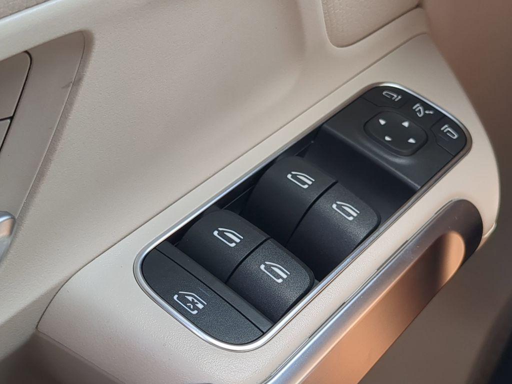 new 2025 Mercedes-Benz GLB 250 car